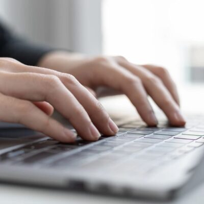 Die Dos und Don'ts beim Verfassen von Pressemitteilungen: Experteneinblicke von PR-Profis