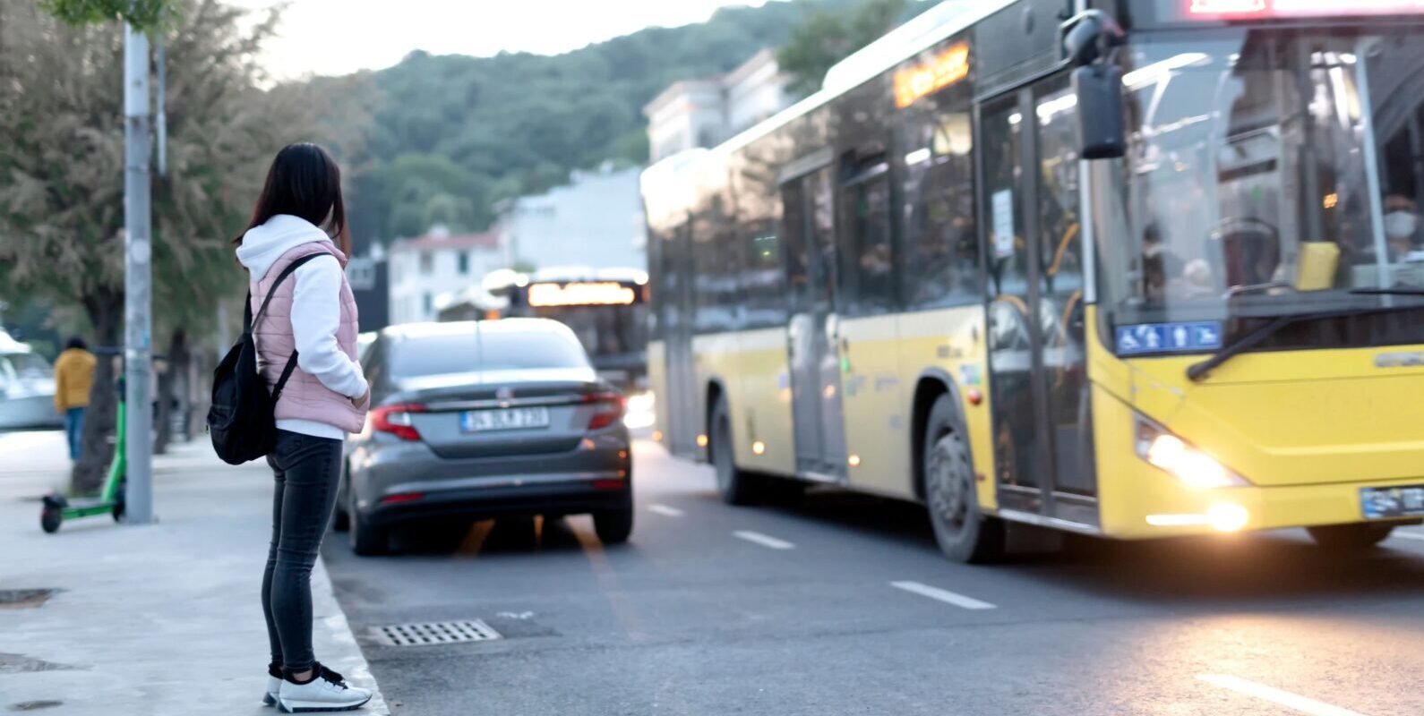 Wie weit vor und hinter einem Haltestellenschild dürfen Sie nicht parken?