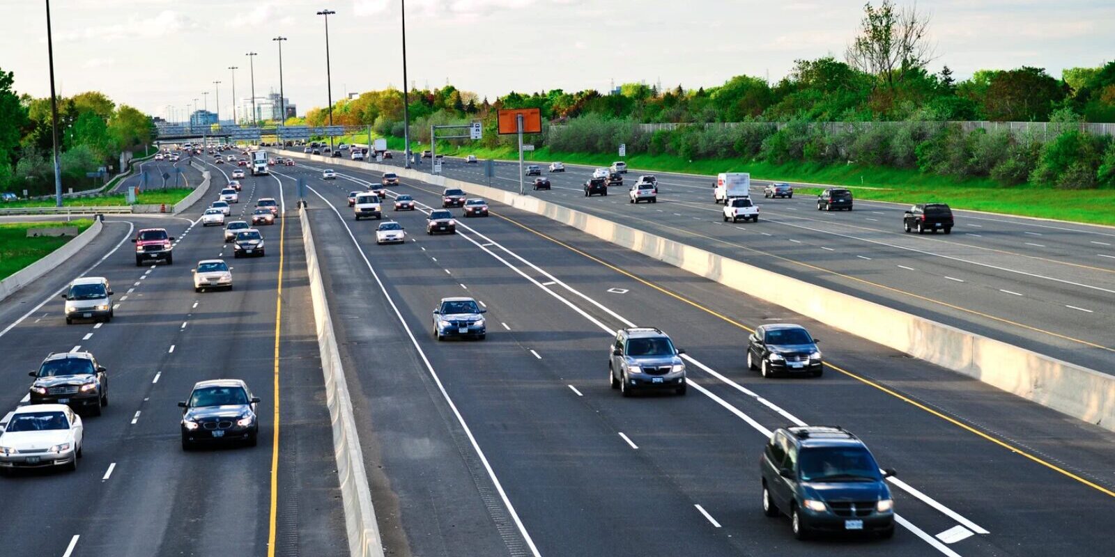 Für welche Kraftfahrzeuge gilt innerorts die freie Fahrstreifenwahl? Alles, was Sie wissen müssen
