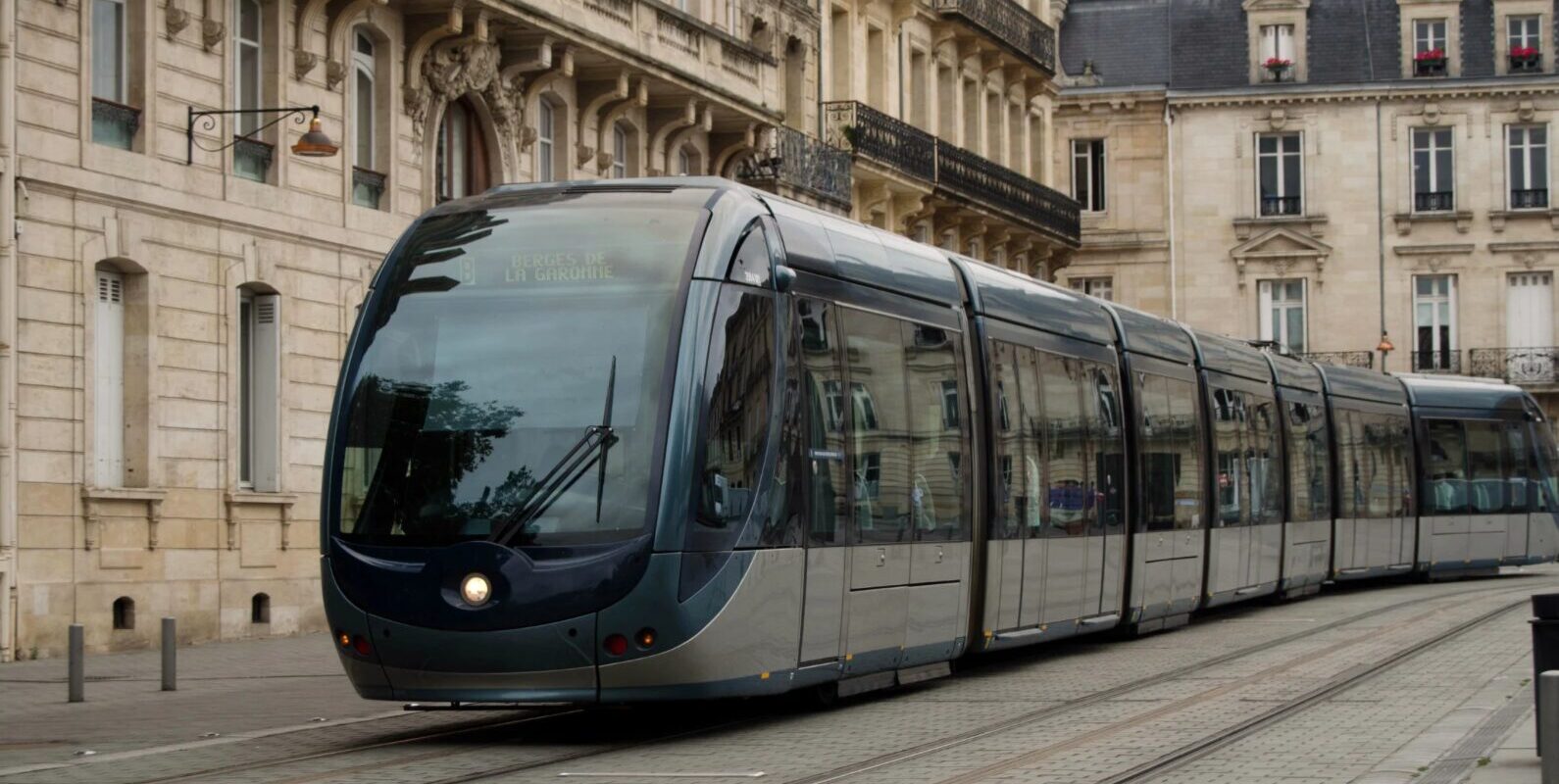 In welchen Fällen dürfen Sie eine Straßenbahn links überholen? Alle wichtigen Infos und Regeln