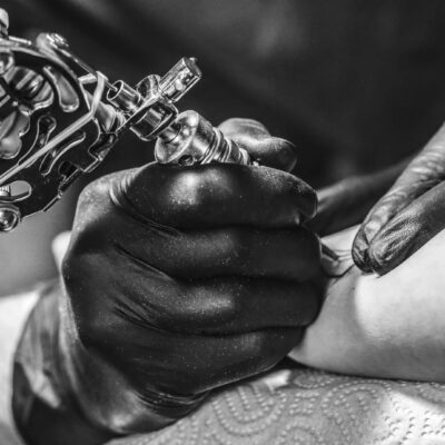 Semikolon Tattoo Bedeutung und seine Wirkung als Symbol für Hoffnung und Stärke