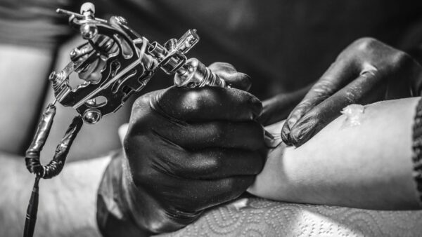 Semikolon Tattoo Bedeutung und seine Wirkung als Symbol für Hoffnung und Stärke