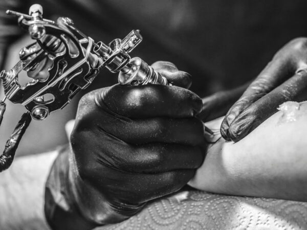 Semikolon Tattoo Bedeutung und seine Wirkung als Symbol für Hoffnung und Stärke