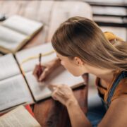 Wie schreibt man eine Szenenanalyse