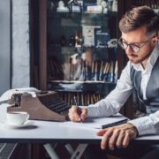 Wie schreibt man eine Szenenanalyse Aufbau, Hauptteil und wichtige Tipps